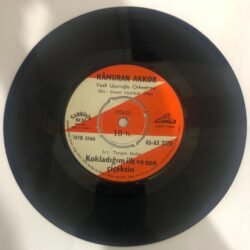 Kamuran Akkor – Aşk Eski Bir Yalan / Kokladığım İlk Ve Son Çiçeksin 45lik plak