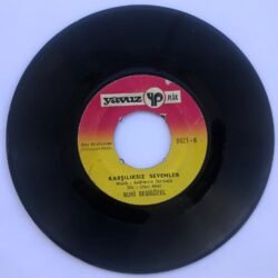 Nuri Sesigüzel - Dünya Ahiret Bacımsın / Karşılıksız Sevenler