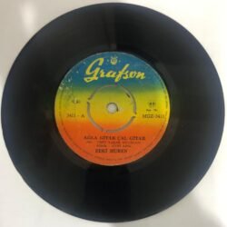 Zeki Müren – Ağla Gitar Çal Gitar / Bir Kerre Bakanlar